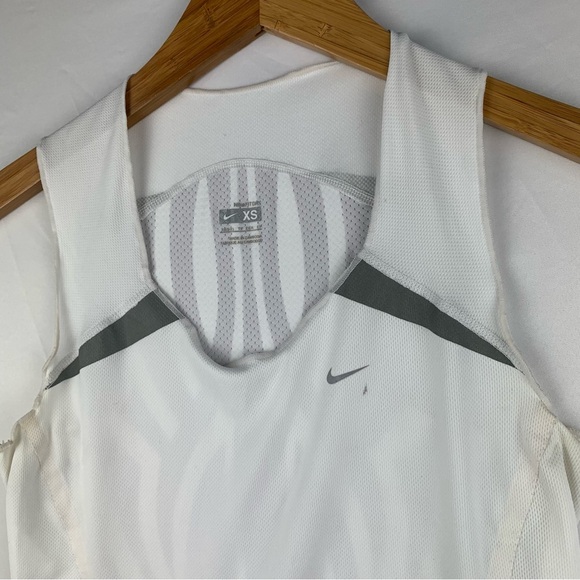 Nike Fit Dry White Sleeveless Workout Tank Top - Picture 14 of 14